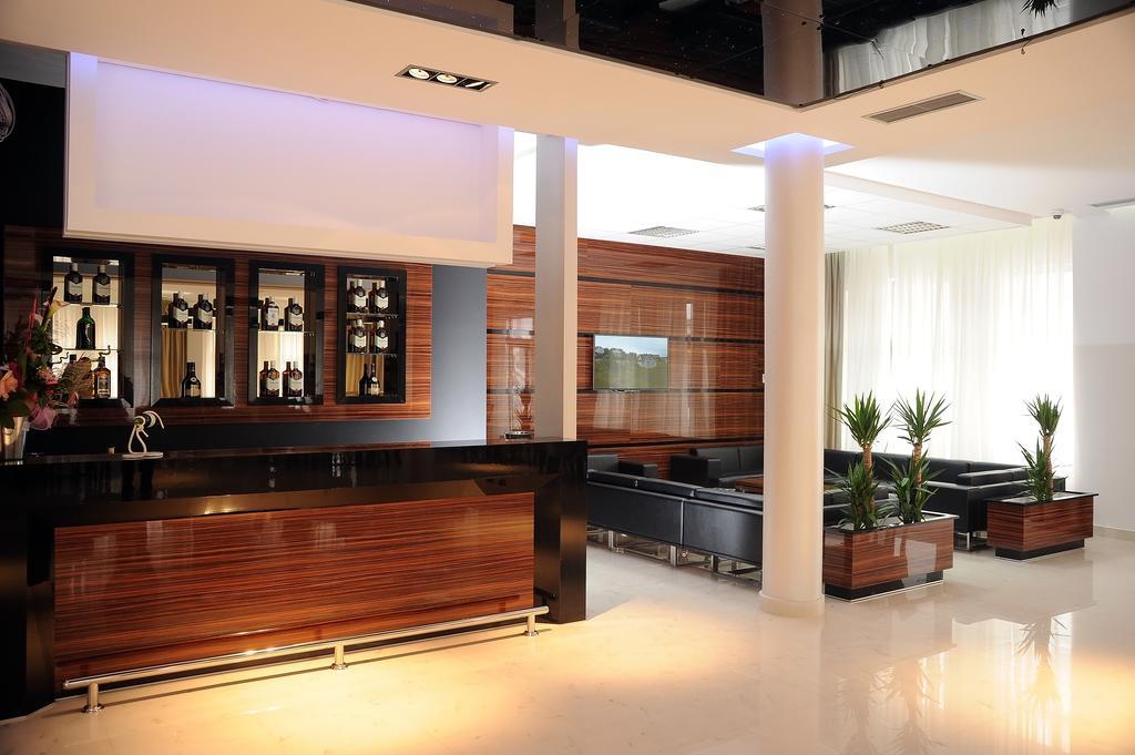 Garni Uni Elita Lux Hotel Ni Exterior foto